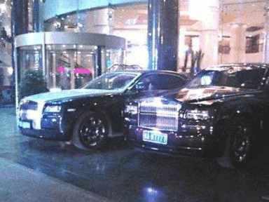 贵州大妈开400万豪车住酒店，保安看到车牌立刻敬礼