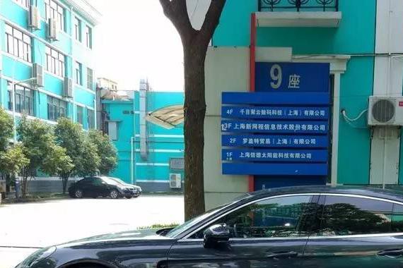 学刘涛坐进Panamera后排中间，才发现这姿势不对