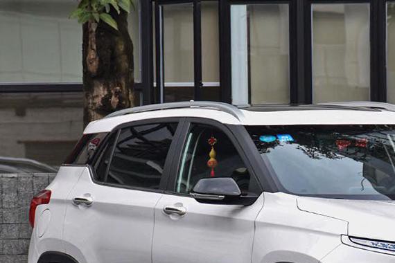 刚毕业的年轻人，该不该买车？只有10万，该如何选择