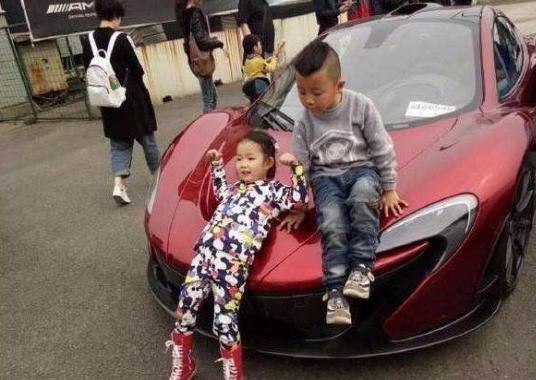 小女孩把千万迈凯轮超跑当滑梯玩，家长却不道歉！