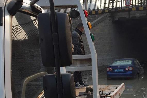 脑子一热把车开进了水泥坑！第一次听说泡水泥车吧！