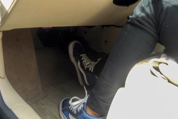 女司机油门当刹车，五菱宏光撞穿围墙，怎样才不会错