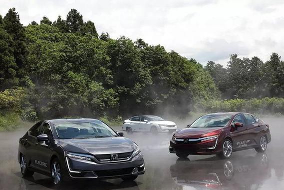 都说丰田混动牛，但第一款混动不是它们的