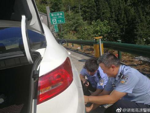 福特福睿斯在高速上轮胎都“自己”跑了，交警：很6