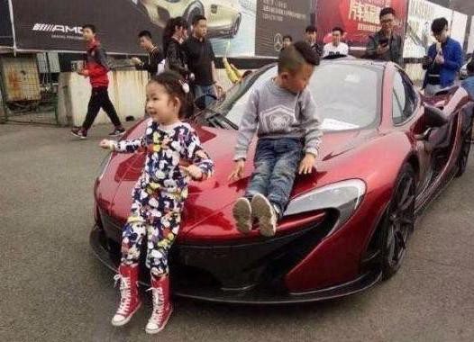 小女孩把千万迈凯轮超跑当滑梯玩，家长却不道歉