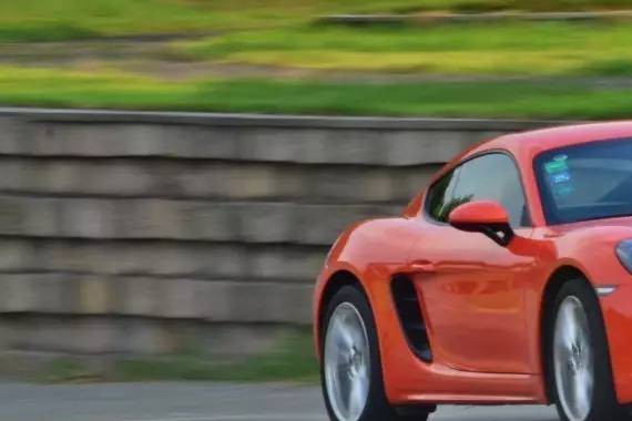 双座跑车能同时撩3个妹子？也就它能做到！