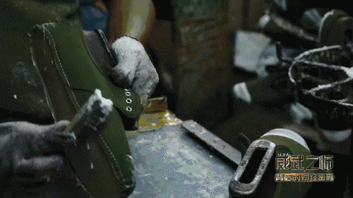 生产了几百万双解放鞋, 筑起了保家卫国的另一道防线.