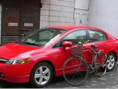 老哥取车气到脸发红，路人劝报警，他迟迟不敢掏手机