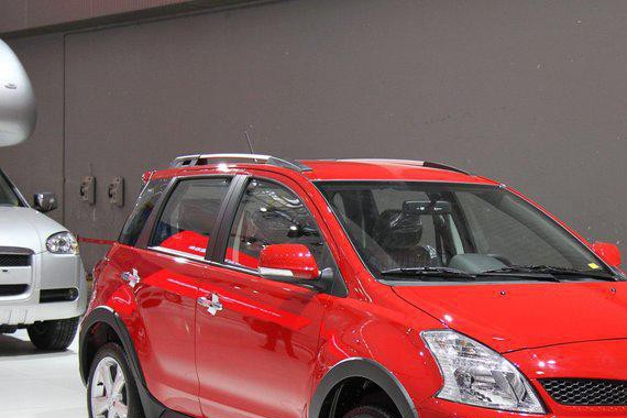 长城第四款轿车，两种前脸，运动型底盘，逆向雅力士