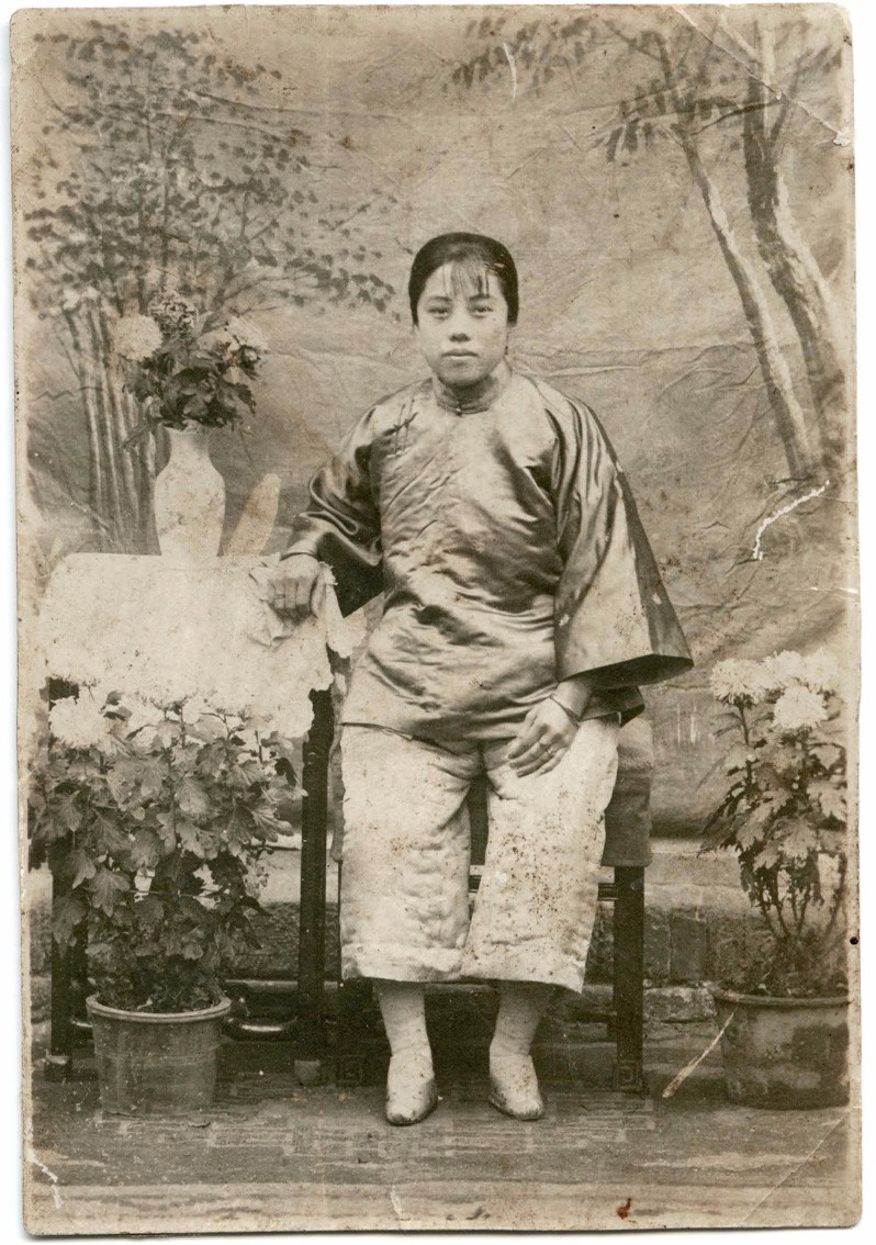 民国早期小脚女子客厅留影.