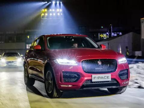 一场架在头顶的速度与激情，捷豹F-PACE凌空走钢索