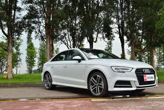 不到20万，妹子们最爱的“小A4”，到底省不省油？