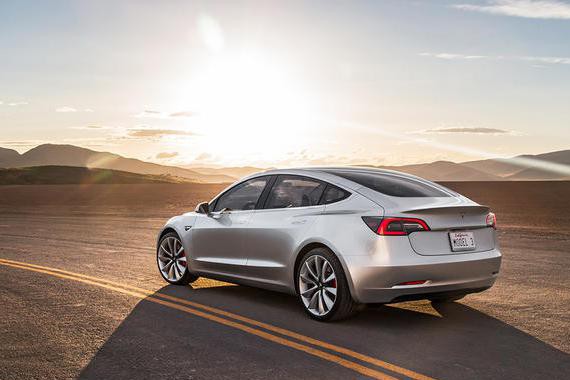 特斯拉交付了第一批 Model 3，为自动驾驶连仪表盘不要了