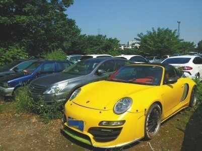 非法改装豪车被查扣 在停车场里杂草覆盖无人领