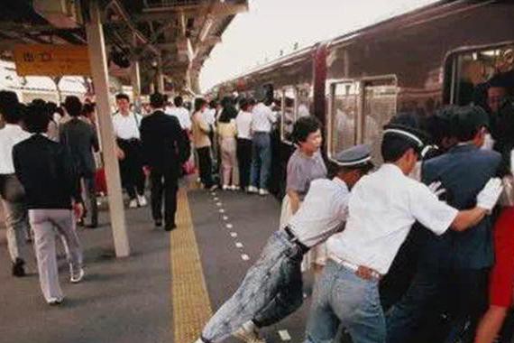 一个汽车业非常发达的岛国，其交通和汽车文化如何？