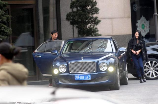 两人同是首富的儿子 但是座驾相差上亿元！