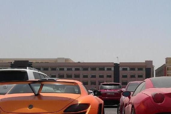 路过一个停车场，限量的跑车不少，竟然全都可以出租