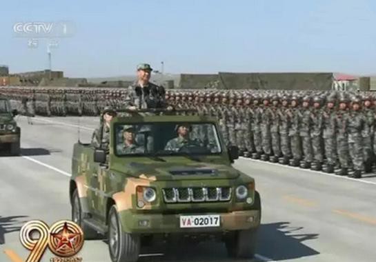 纪念八一建军90周年 军人开自己的军车