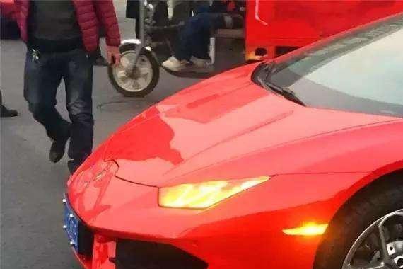 电动车把兰博基尼撞出了个洞，但是车主的行为让人点赞