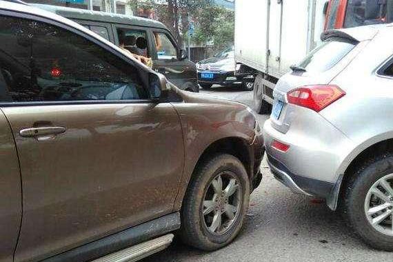 路上三辆车连撞，中间的众泰T600实在是太硬了