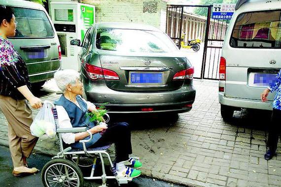 看乱停车的下场，感觉真的大快人心，外国人更会玩