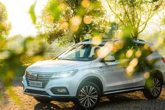 买这台20多万的SUV，国家补贴7.3万，还免各种税费