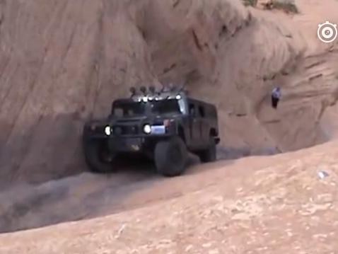 一辆悍马爬上了这座山，后面三个牧马人默默的回家了