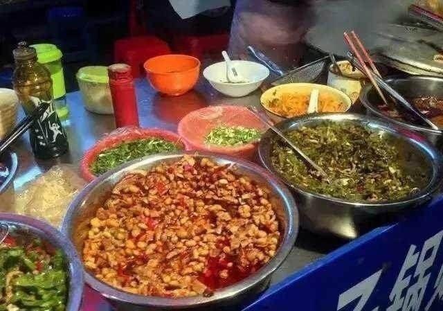 夫妻摆摊卖小吃，一份5元每天收入上千，大家都羡慕