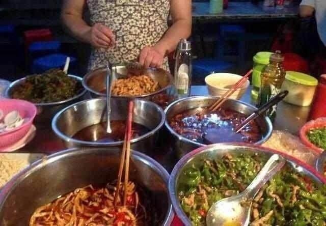 夫妻摆摊卖小吃，一份5元每天收入上千，大家都羡慕