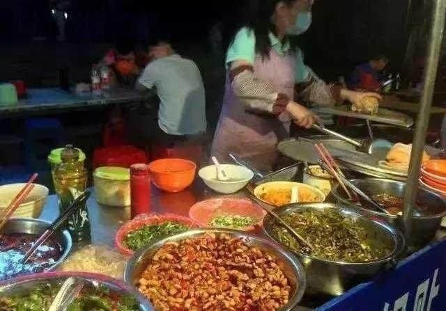 夫妻摆摊卖小吃，一份5元每天收入上千，大家都羡慕