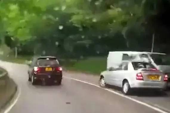 小车弯道超车导致车祸产生，司机们吓得一声不吭。