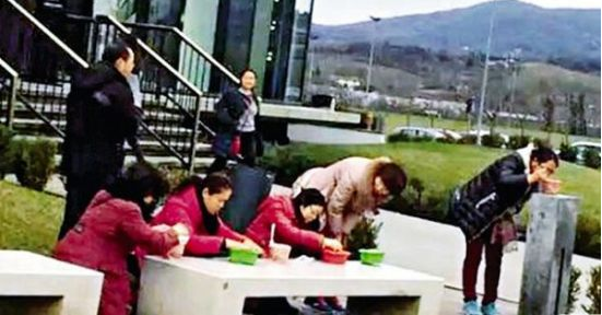 外国人评论中国游客吃相太难看是谁之过?