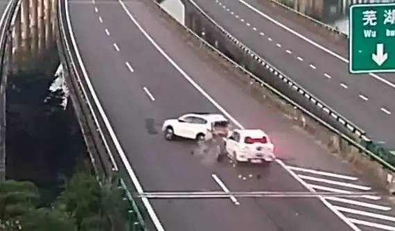 司机开着大巴车向后在退，车子玻璃突然就被震碎。