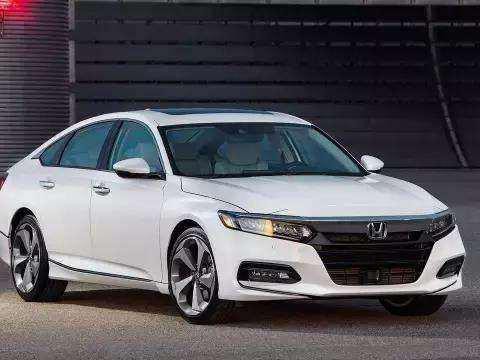 它与思域同平台, 神似奥迪A5, 空间不输天籁,卖15万