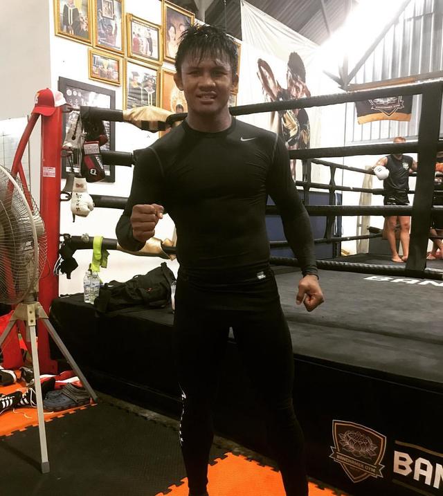 播求晒肌肉照向一龙示威，只有他的身材媲美李小龙?