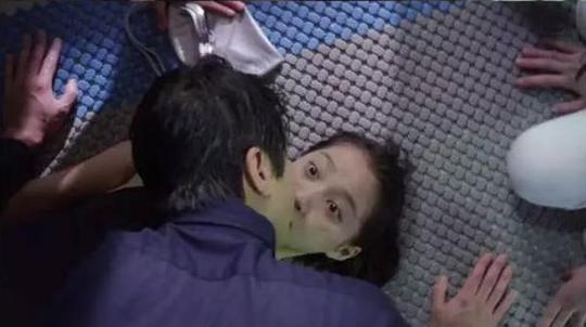 关晓彤眼袋凸显似大妈,被鹿晗吻表情好惊愕,但乐意