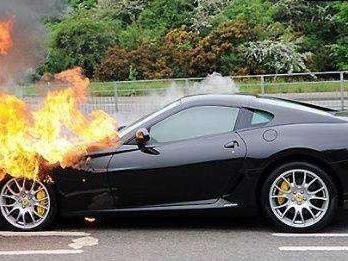 夏天人怕热，车怕火，这些东西车内不能放