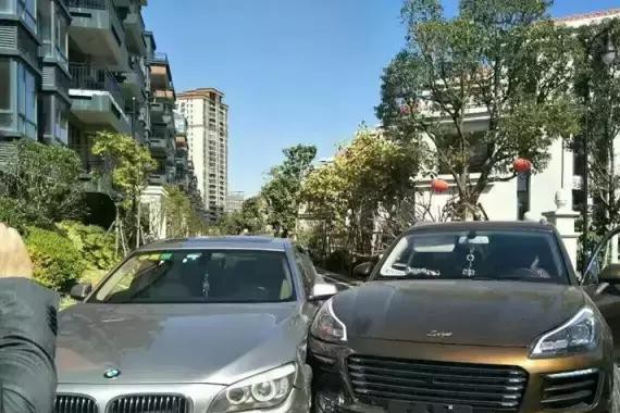 众泰SR9又撞车了 这次不是保时捷而是宝马