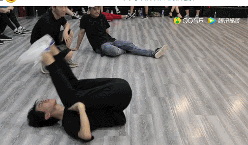 王俊凯鲤鱼打挺领略了小凯的真功夫 真是少年好腰力