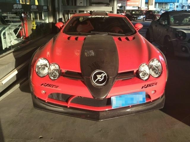 这车远看以为是奔驰,近看车标却是只鸟,路上遇到千万别随意超车