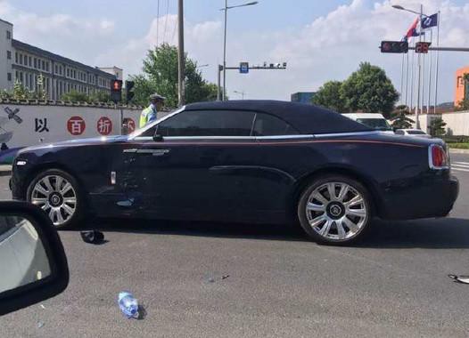 外卖小哥撞了劳斯莱斯，豪车只能自认倒霉吗？