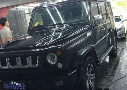 洗车店来辆越野，车轮像宾利，到后面一看这是五菱吗