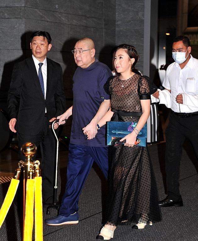 刘銮雄牵着甘比去宴会四个保镖八条白毛巾随时候命