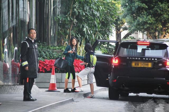 张学友一家近照曝光！短发罗美薇比学友还酷 女儿肤白腿长真漂亮（图） - 2