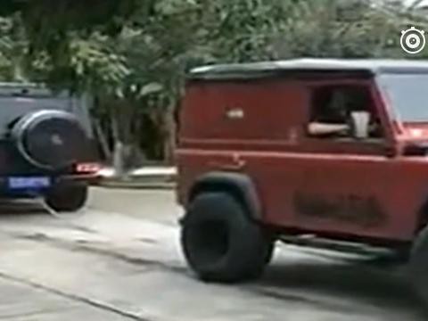 路虎卫士与奔驰G级的较量，十秒后看看谁先哭