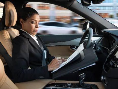 女司机不用自己停车，无人驾驶汽车将改变停车场设计