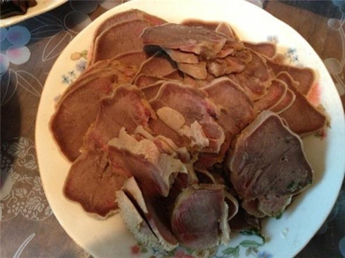 猪舌头的舌苔怎么清理 (猪舌头的舌苔可以吃吗)