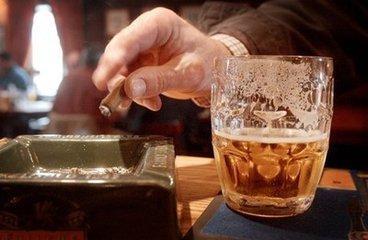 2,烟酒不离口易患口腔癌