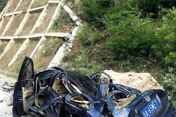 开车时遭遇地震，我们应如何应对？