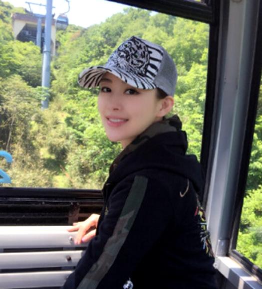 潘晓婷竞赛期间展示出来的超高竞技艺力,令人叹服,特别是她那一杆进洞的绝活,总是让世界各路强手纷繁败下阵来。一招鲜吃遍天。